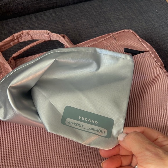 Tucano soft pink laptop bag called “Workout Cable Out” good condition - Picture 12 of 16